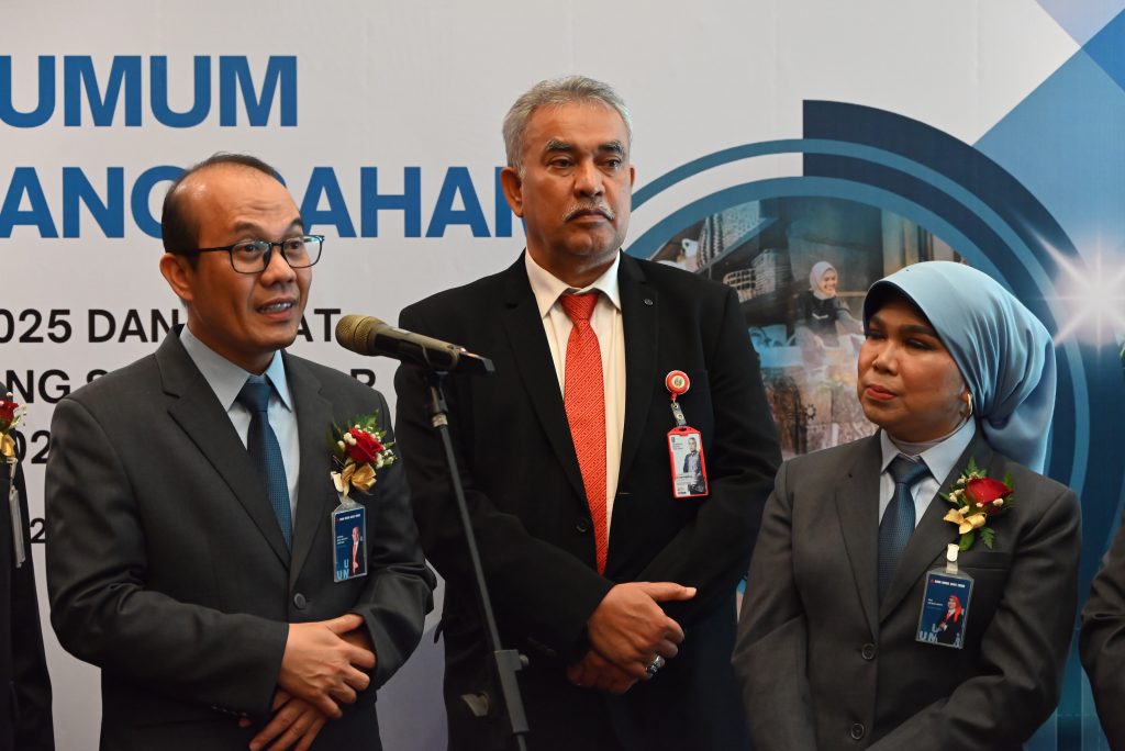 Direktur Utama PT. BPR Jatim (Perseroda) Irwan Eka Wijaya bersama Kepala Biro Perekonomian Setda Prov. Jatim Bapak Aftabuddin Rijaluzzaman dan Komisaris Utama PT. BPR Jatim (Perseroda) Ina Dewayanti